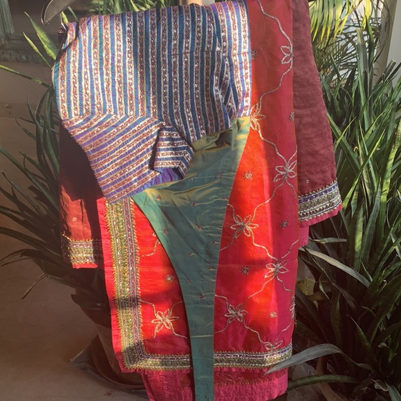 ENSEMBLE LEHENGA: Vibrant. Stands out. Choli 32-34. STUNNING DUPATTA! - Picture 9 of 17